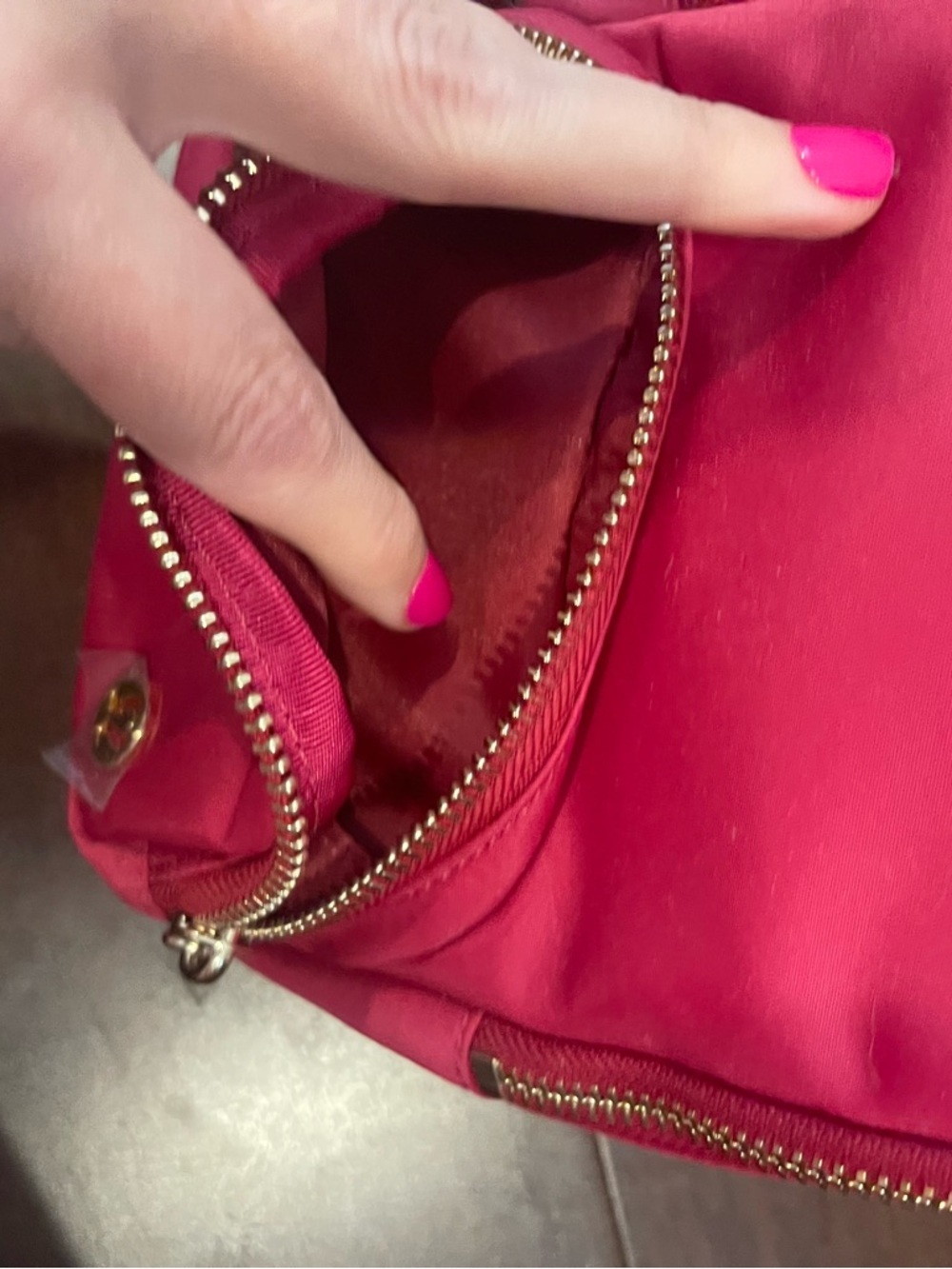 Lululemon everywhere sling bag small 2L berry rumble nwt - Picture 6 of 7